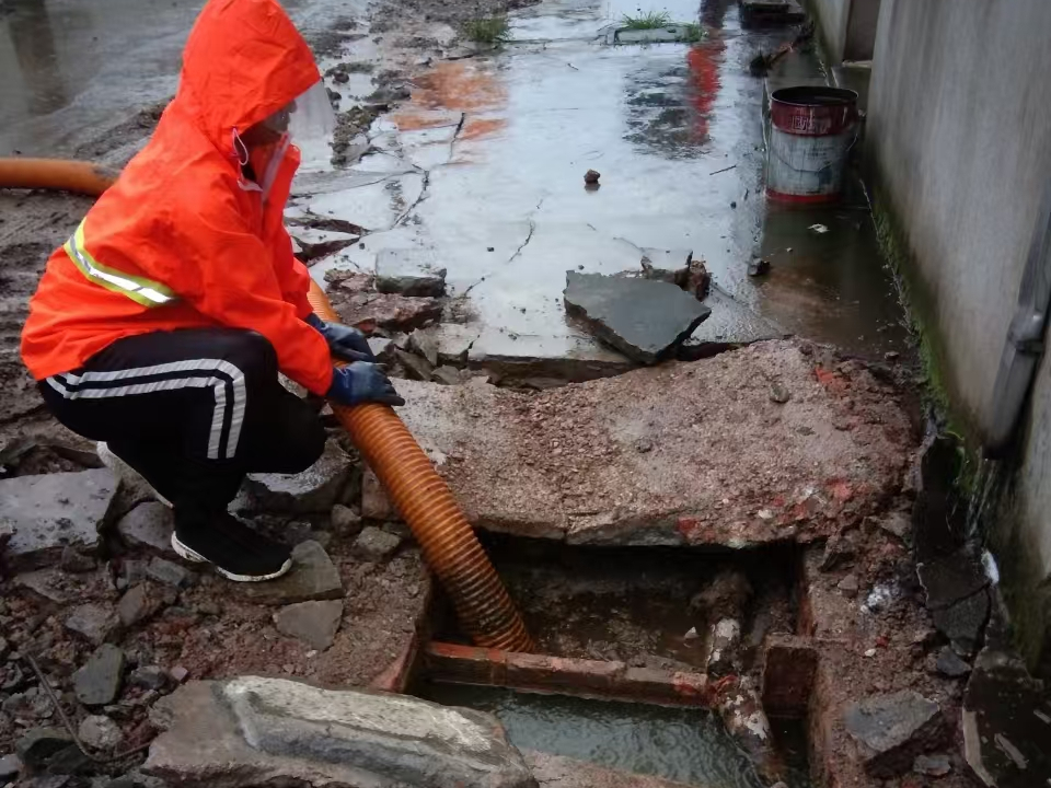 青云谱专业清理污水池 炜誉市政以规范流程守护城市 “肠道”